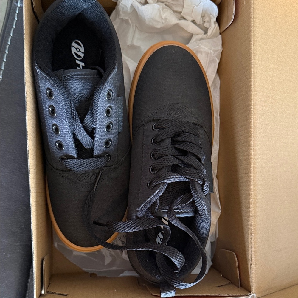 Heelys Black and Tan kids Sneakers - Picture 2 of 2